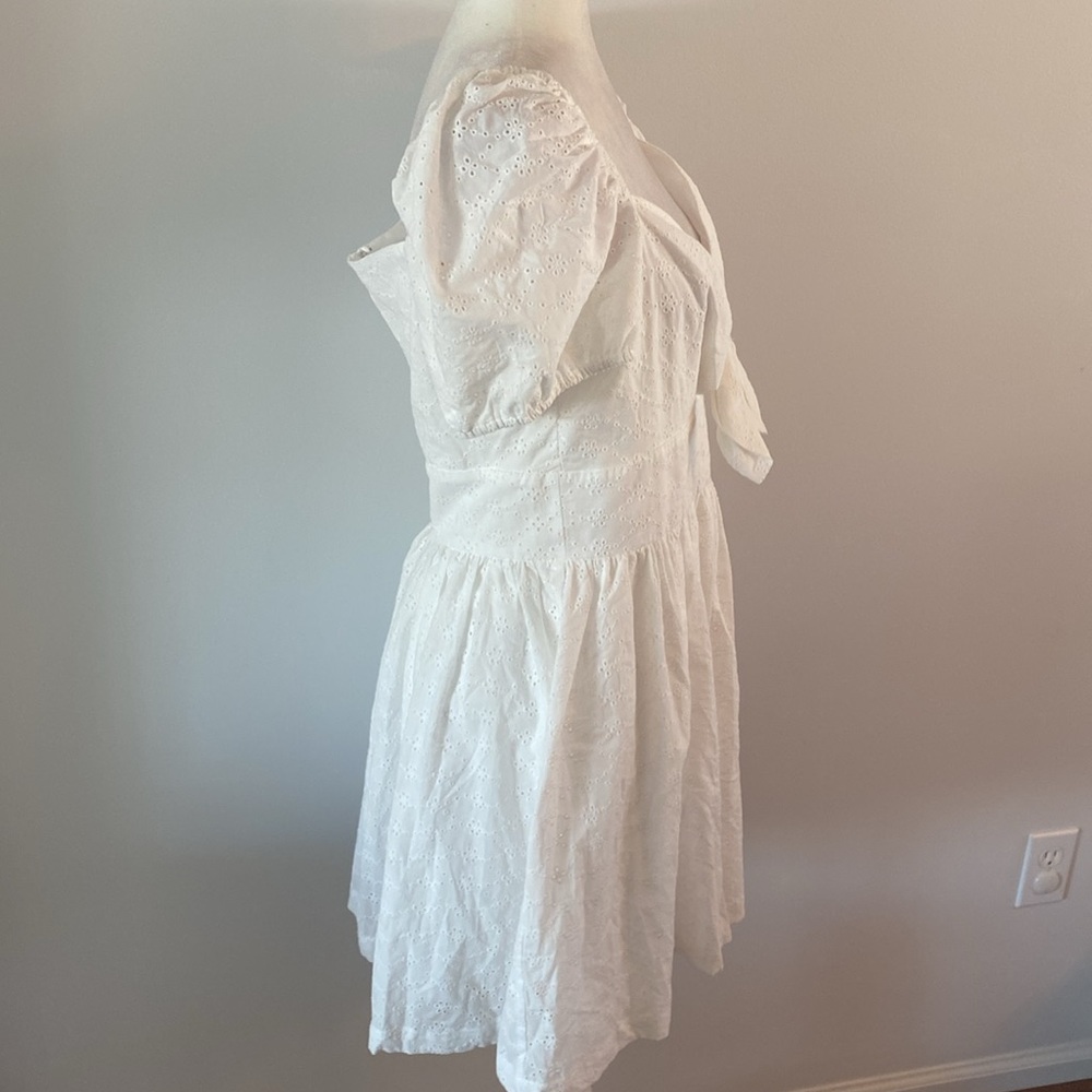 Barr lll NWT bright white eyelet dress - Picture 3 of 12